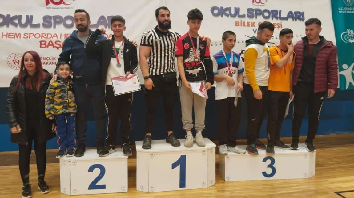 Bilek Güreşi Van Bölge finalinde Okulumuz Öğrencisi Ali Taş  Gümüş madalya almıştır.