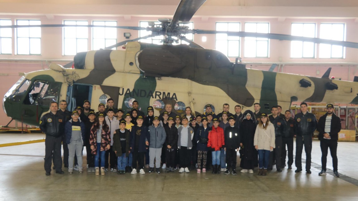 Mehmetçik 1 gün projesi kapsamında Okulumuz Öğrencileri Diyarbakır Jandarma Hava Grup Komutanlığını ziyaret etti.